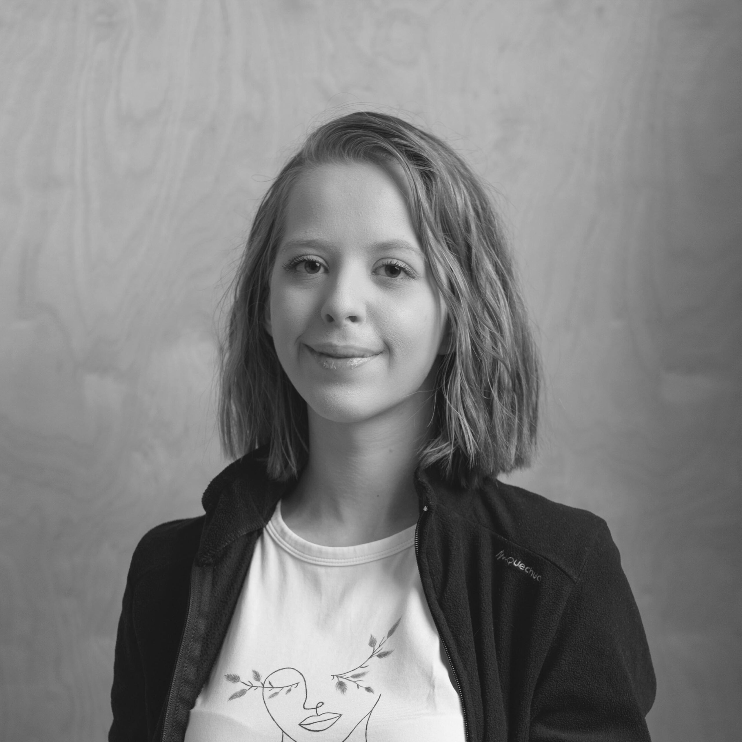 Poză, portret cu Alina zâmbind. Poza este alb negru