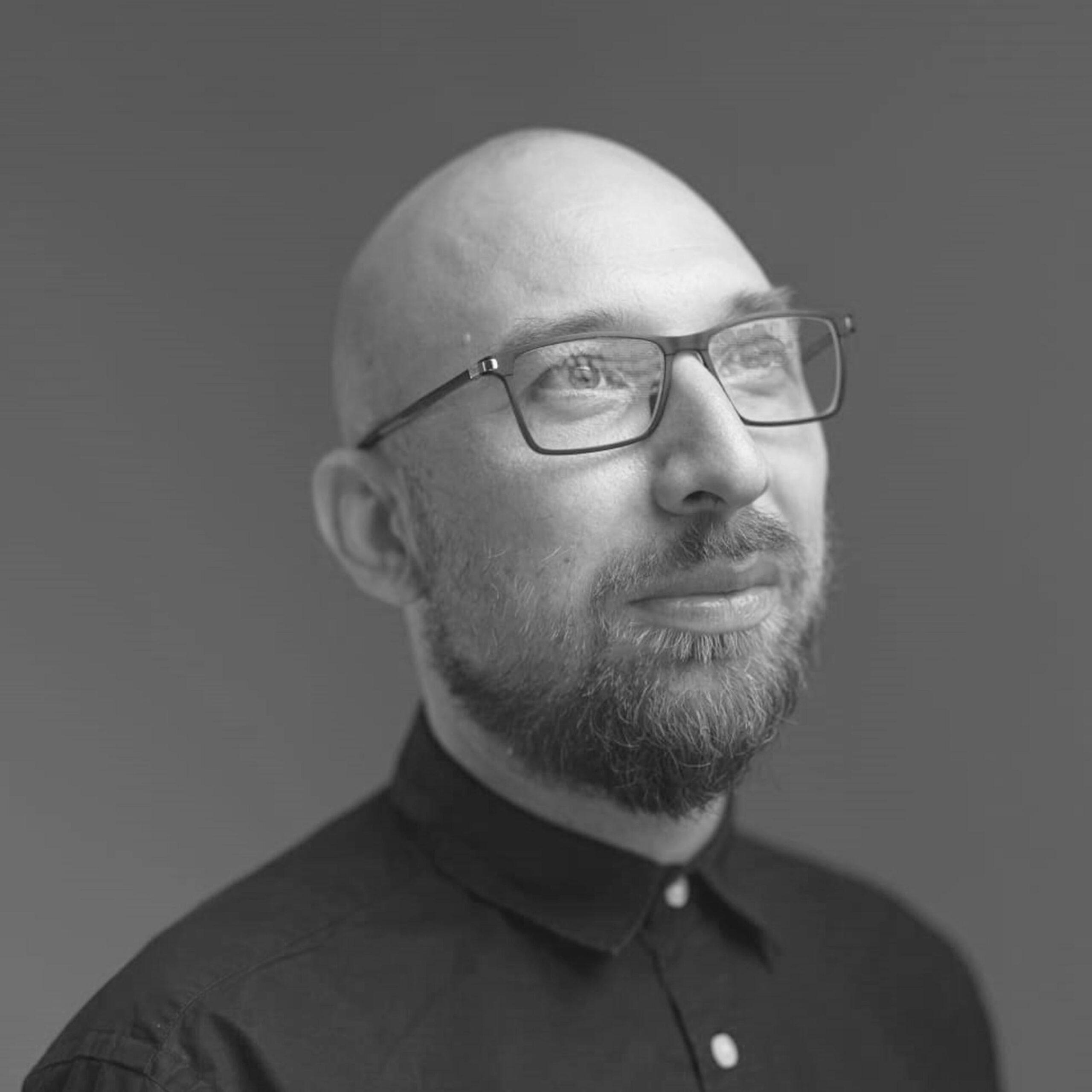 Poză, portret cu Vlad uitându-se în sus și zâmbind