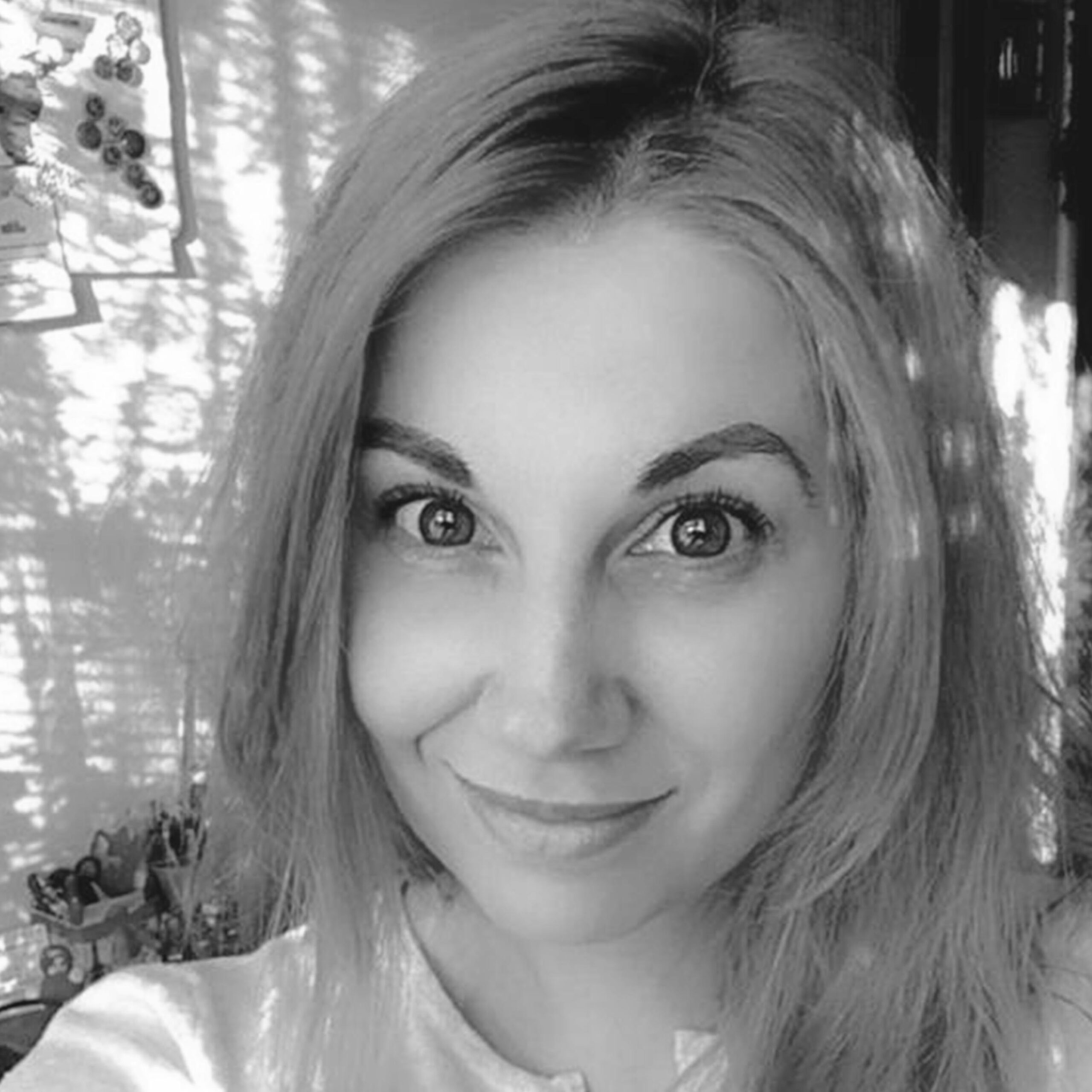 Poză, portret cu Ana. Poza este alb negru.
